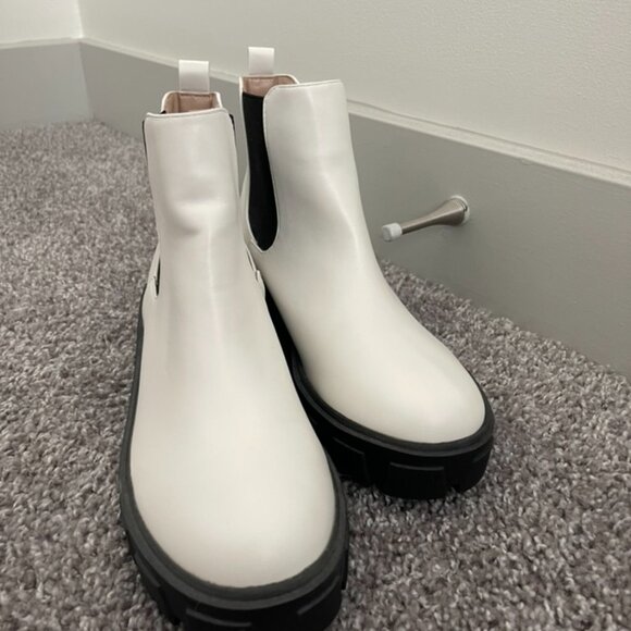 Nasty Gal Chunky White Platform Book - Picture 4 of 7